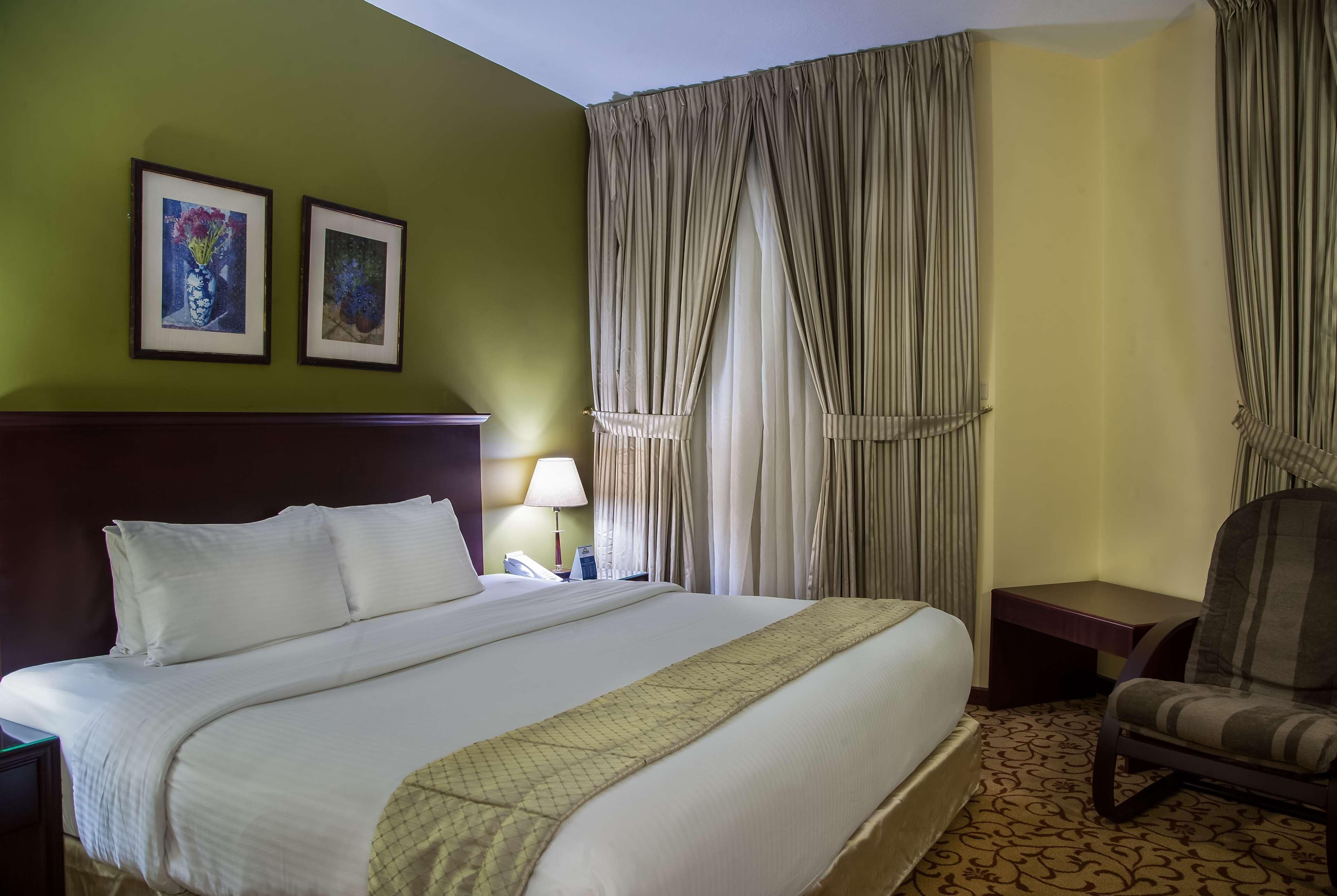 Egyptian cotton sheets, premium bedding, minibar, in-room safe