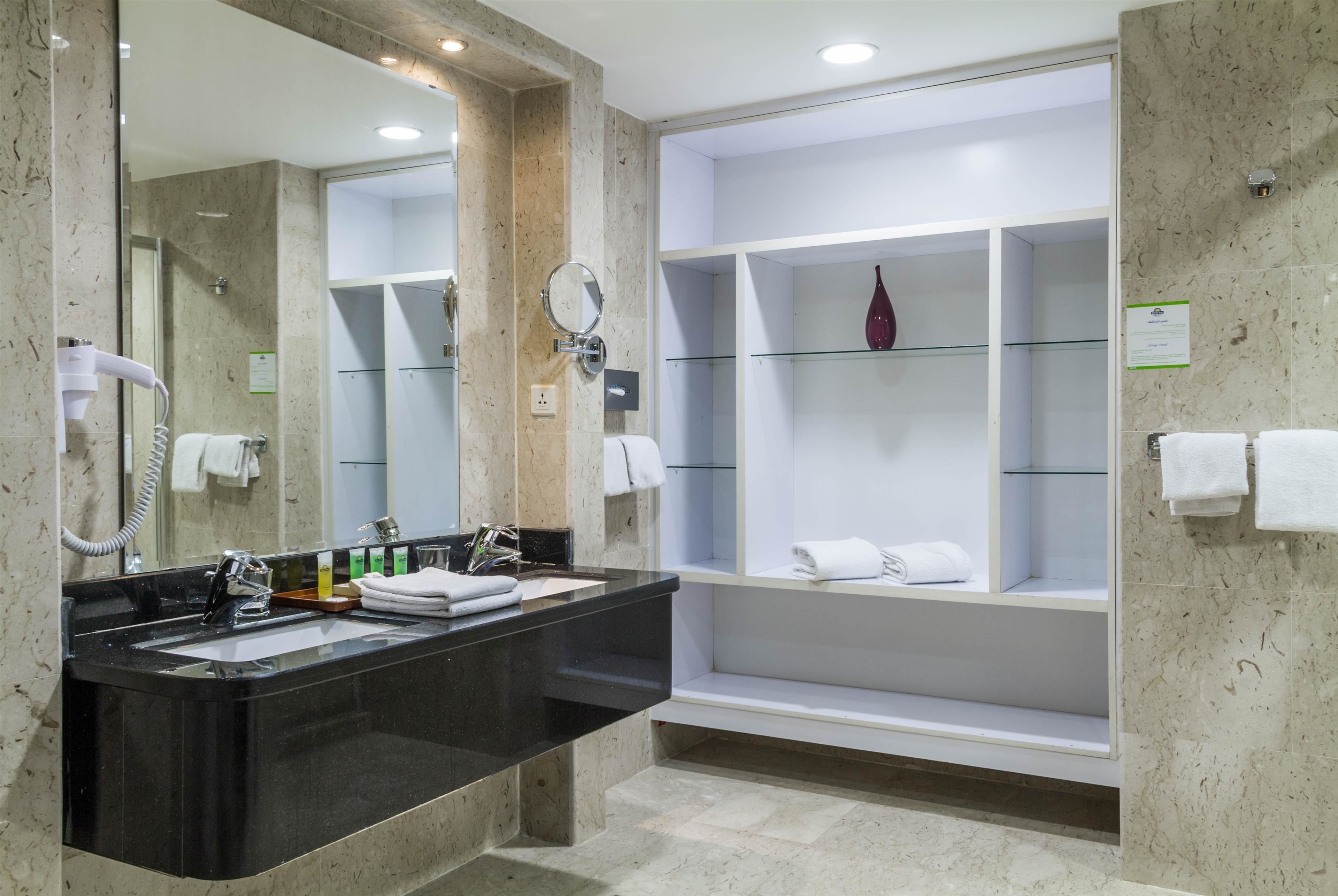 Phòng Suite Executive, 1 giường cỡ king (Deluxe) | Phòng tắm | Bồn tắm nước khoáng, vòi sen phun mưa, đồ dùng nhà tắm miễn phí 