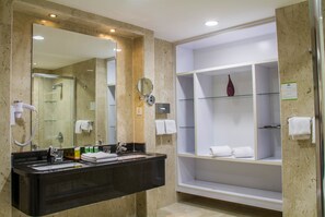 Suite Exécutive, 1 très grand lit (Deluxe) | Draps en coton égyptien, literie de qualité supérieure, minibar