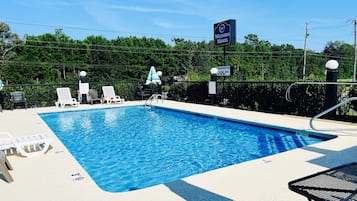 Een seizoensgebonden buitenzwembad