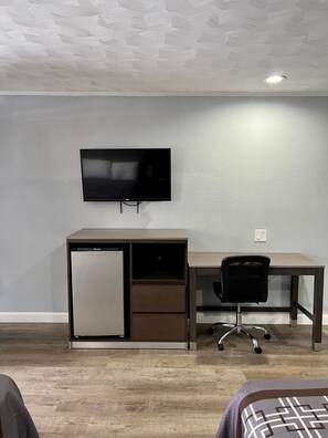 Desk, blackout drapes, free WiFi, bed sheets - Knights Inn Madison Heights, VA (Madison Heights)