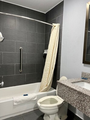 Duschwanne, kostenlose Toilettenartikel, Handtücher