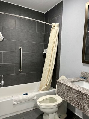 Combined shower/bathtub, free toiletries, towels