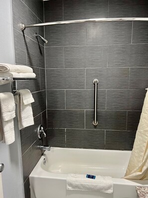 Ensemble baignoire-douche, articles de toilette (gratuits)