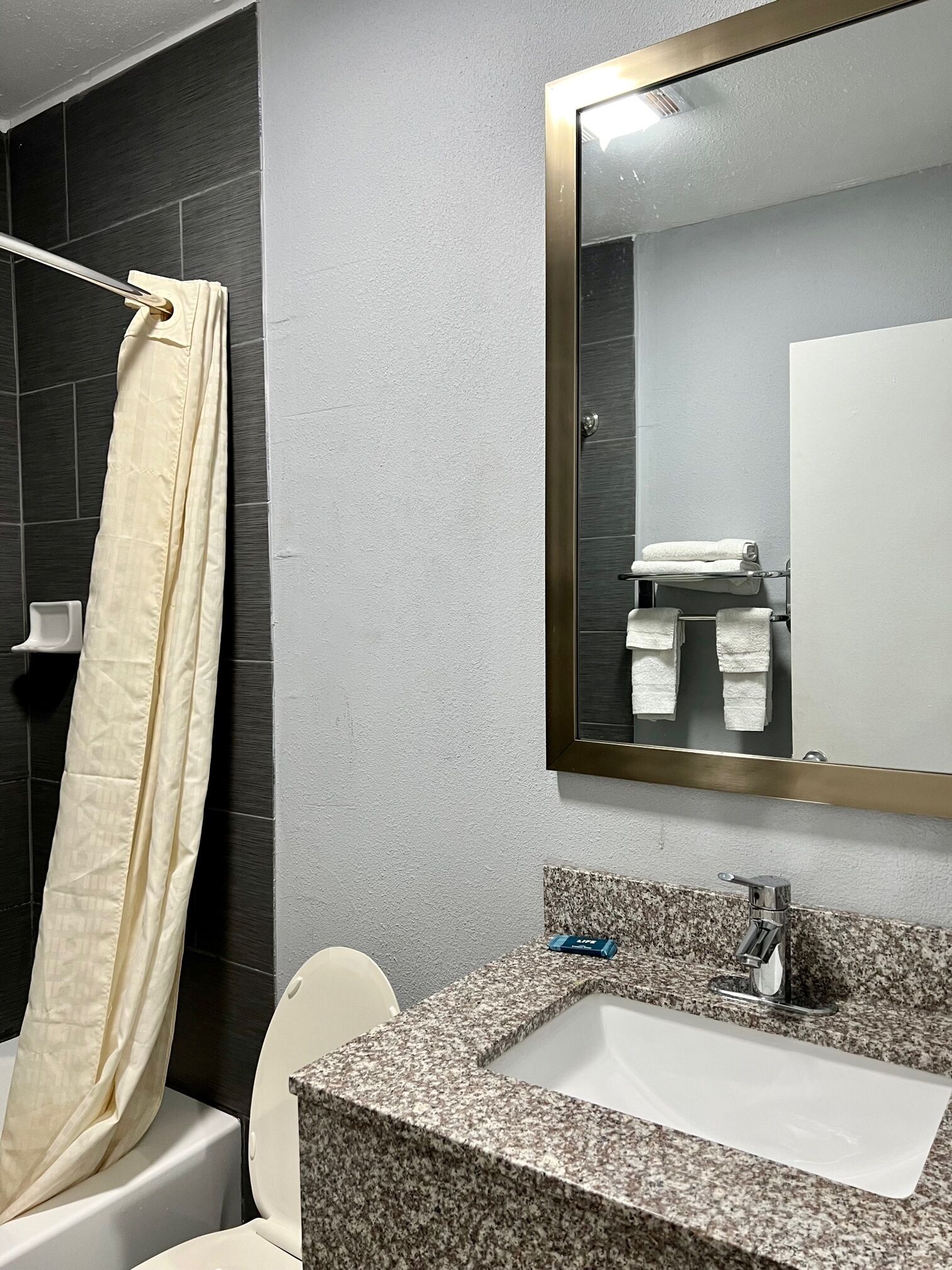 淋浴/盆浴组合、免费洗浴用品、毛巾