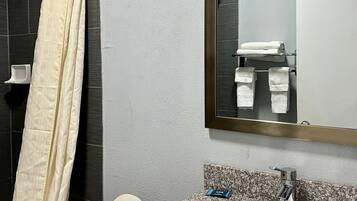 Ensemble douche/baignoire, articles de toilette gratuits