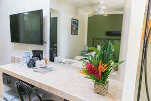 In-room safe, blackout drapes, iron/ironing board - Hotel Maya Tulipanes Palenque (Palenque)