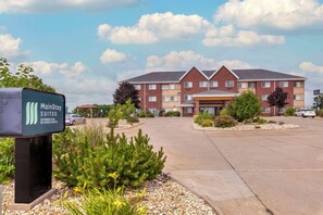 Exterior - MainStay Suites Dubuque at Hwy 20 (Dubuque)