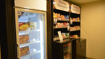 Un espace de vente MainStay doté de rayons réfrigérés et d’étagères remplies de collations et de boissons.