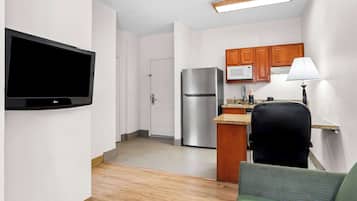 Suite, 1 Queen Bed, Non Smoking (Efficiency, Pet Friendly)