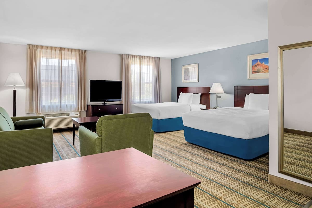 Suite, 2 Tempat Tidur Queen, Bebas Asap Rokok | Seprai premium, meja kerja, dan ruang kerja ramah laptop
