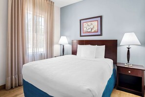 Suite, 1 cama Queen size, para no fumadores (Efficiency, Pet Friendly) | Ropa de cama de alta calidad y escritorio 