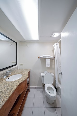 Duschwanne, kostenlose Toilettenartikel, Handtücher