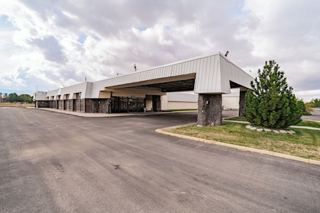 A modern building with a flat roof and a covered entrance.. Motel 6 Pocatello, ID