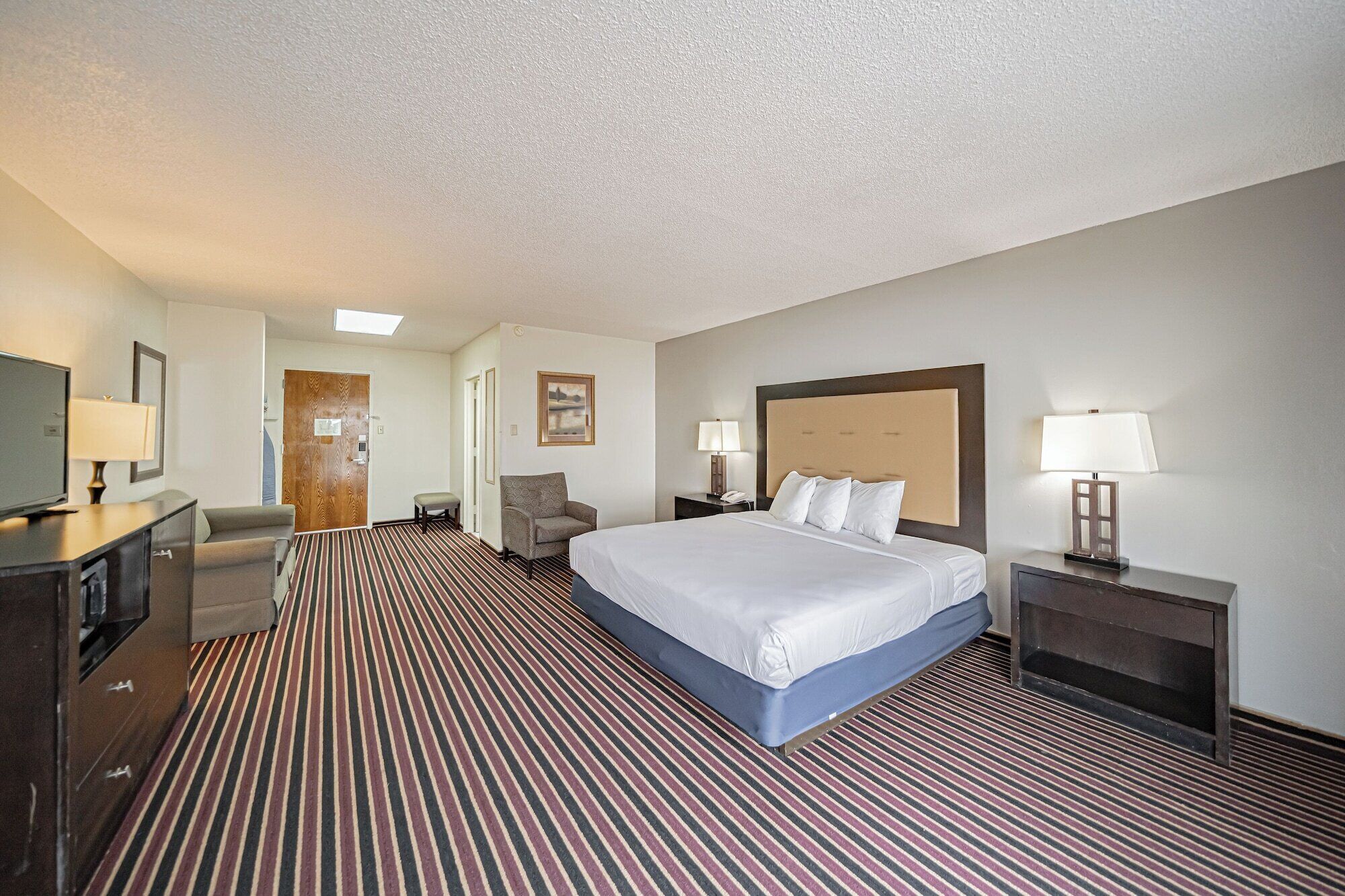 Een bureau, een strijkplank/strijkijzer, gratis wifi, beddengoed