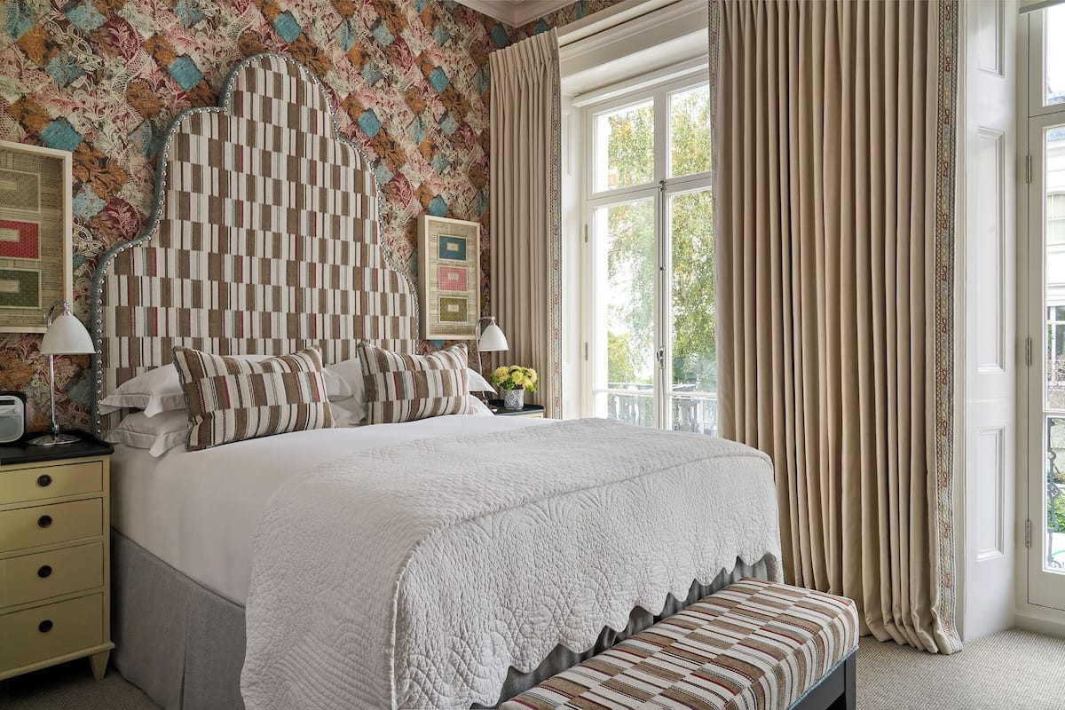 Quarto superior | Lençóis italianos Frette, roupas de cama premium, frigobar