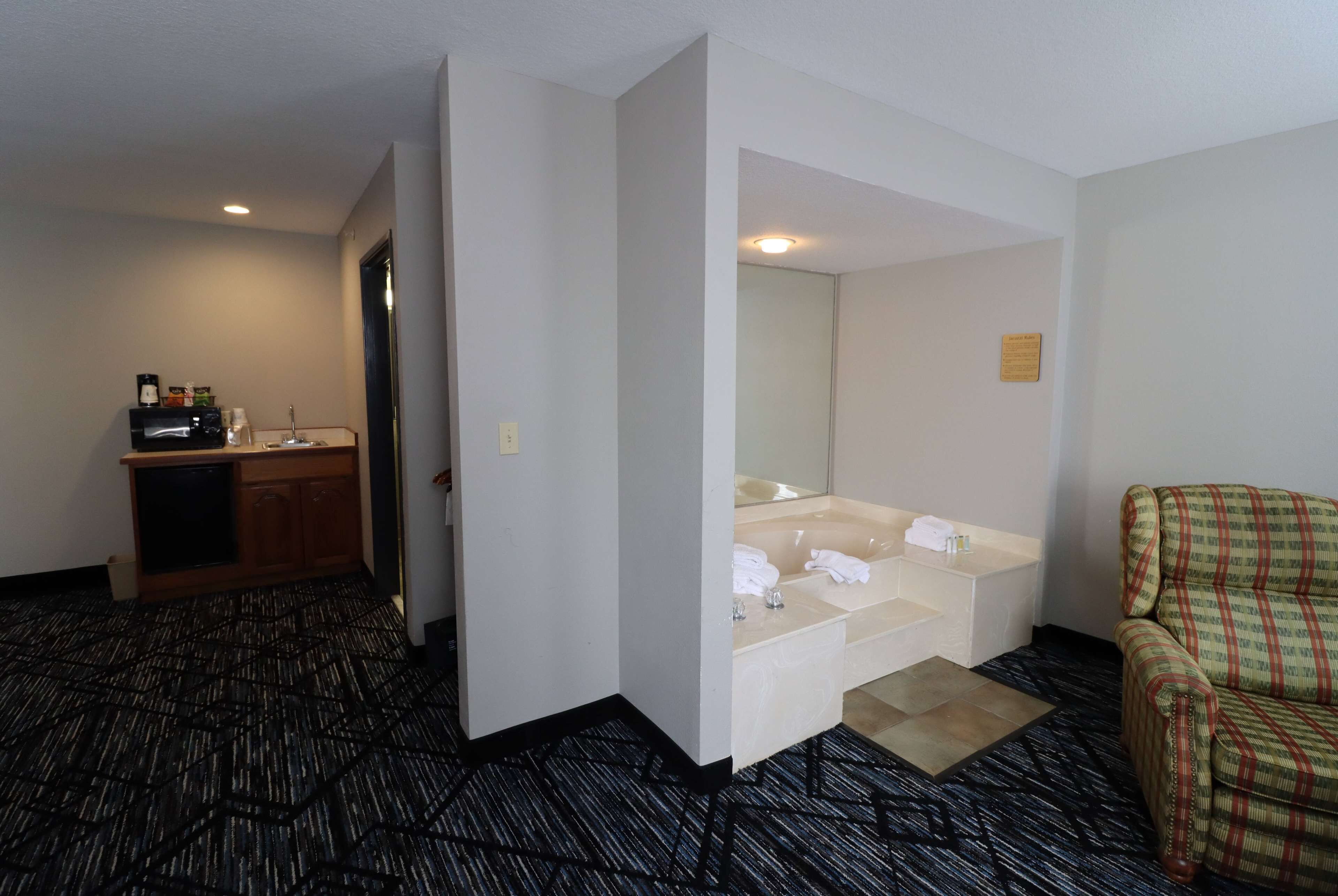 開放式套房, 1 張特大雙人床, 無障礙, 非吸煙房 (Mobility Accessible) | 客房內保險箱、書桌、筆電工作空間、遮光布/窗簾