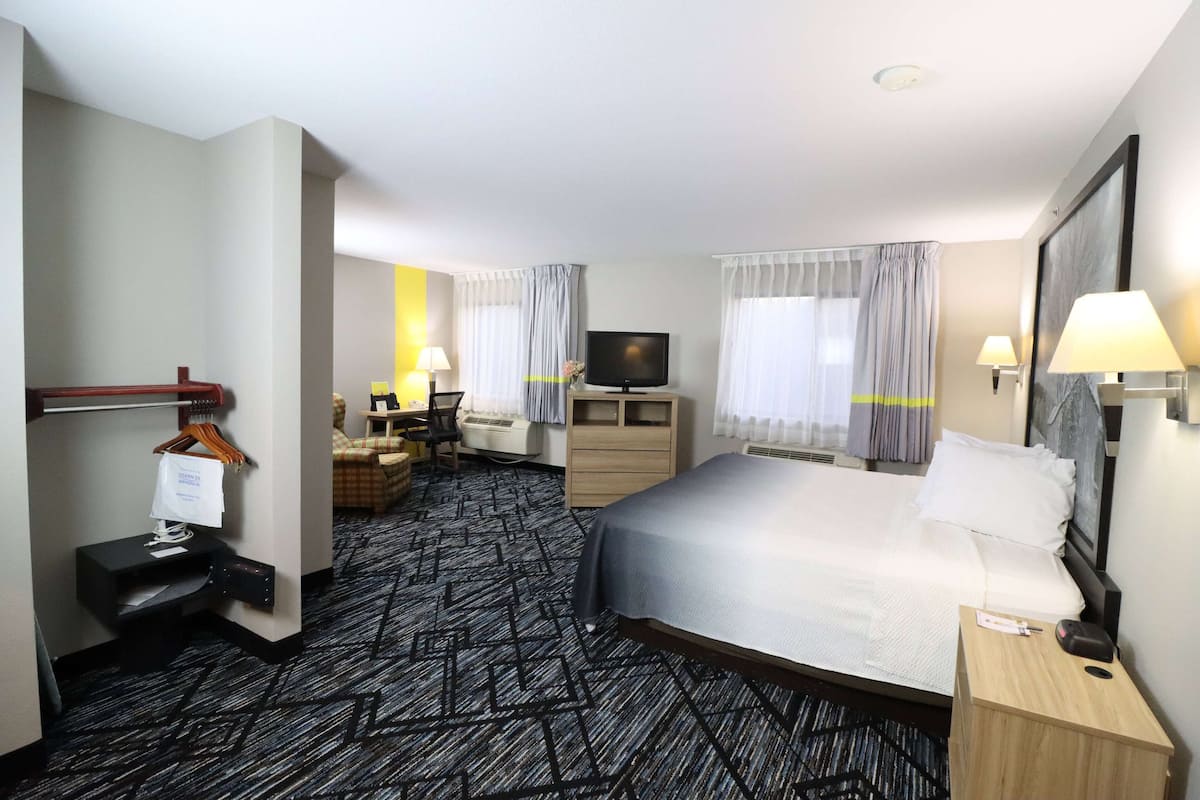 Studio Suite, 1 giường cỡ king, phù hợp cho người khuyết tật, không hút thuốc (Mobility Accessible) | Két bảo mật tại phòng, bàn, khu vực làm việc phù hợp cho laptop 