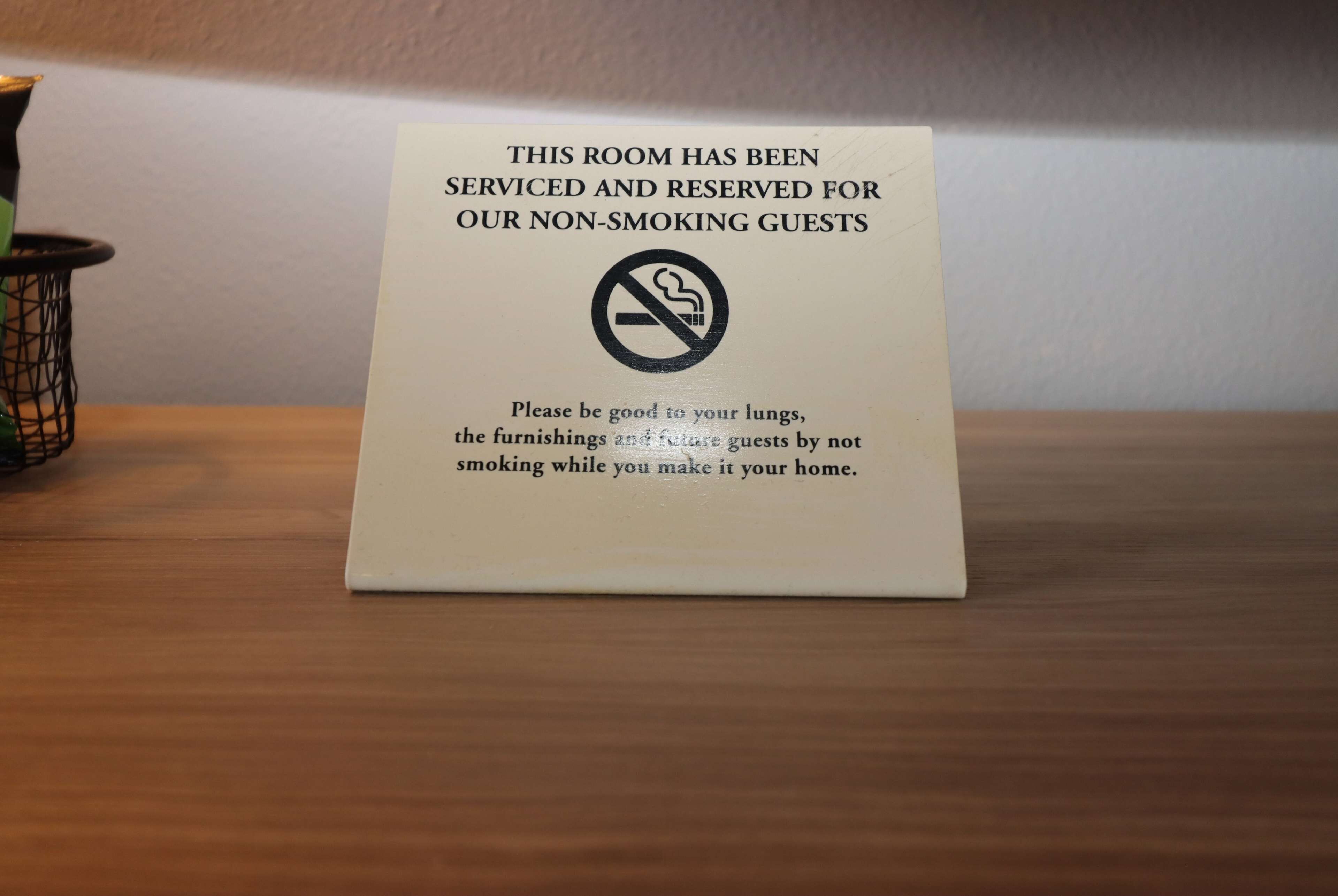 Une pancarte sur une table indique que la salle est réservée aux clients non-fumeurs.
