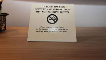 Une pancarte sur une table indique que la salle est réservée aux clients non-fumeurs.