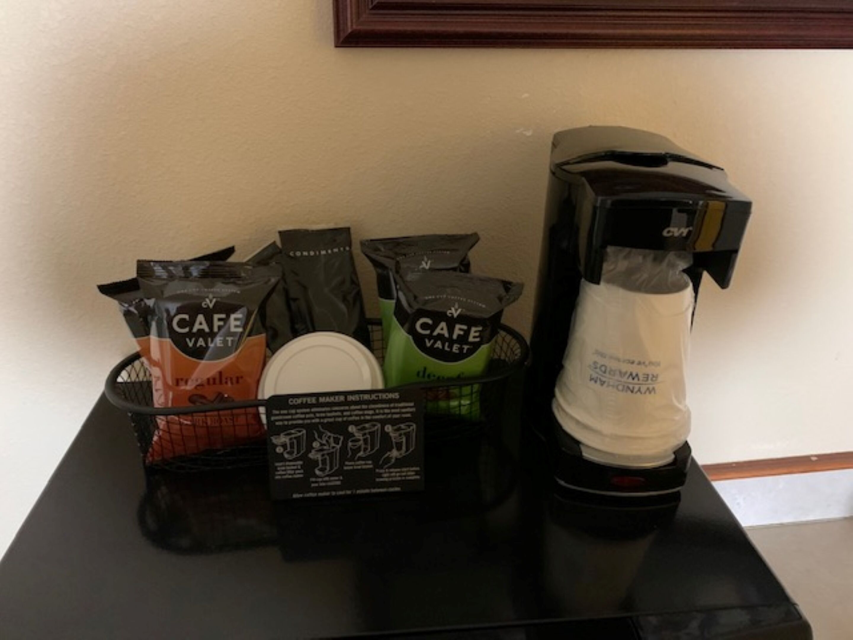 Una cafetera amb safata de goteig, portabrous i dipòsit d'aigua.