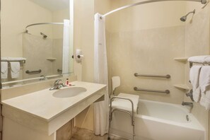 Chambre, 2 grands lits, accessible aux personnes à mobilité réduite, non-fumeurs (Mobility) | Salle de bain | Ensemble douche/baignoire, sèche-cheveux, serviettes fournies