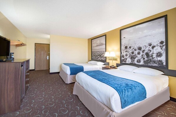 Escritorio, wifi gratis, ropa de cama y despertador