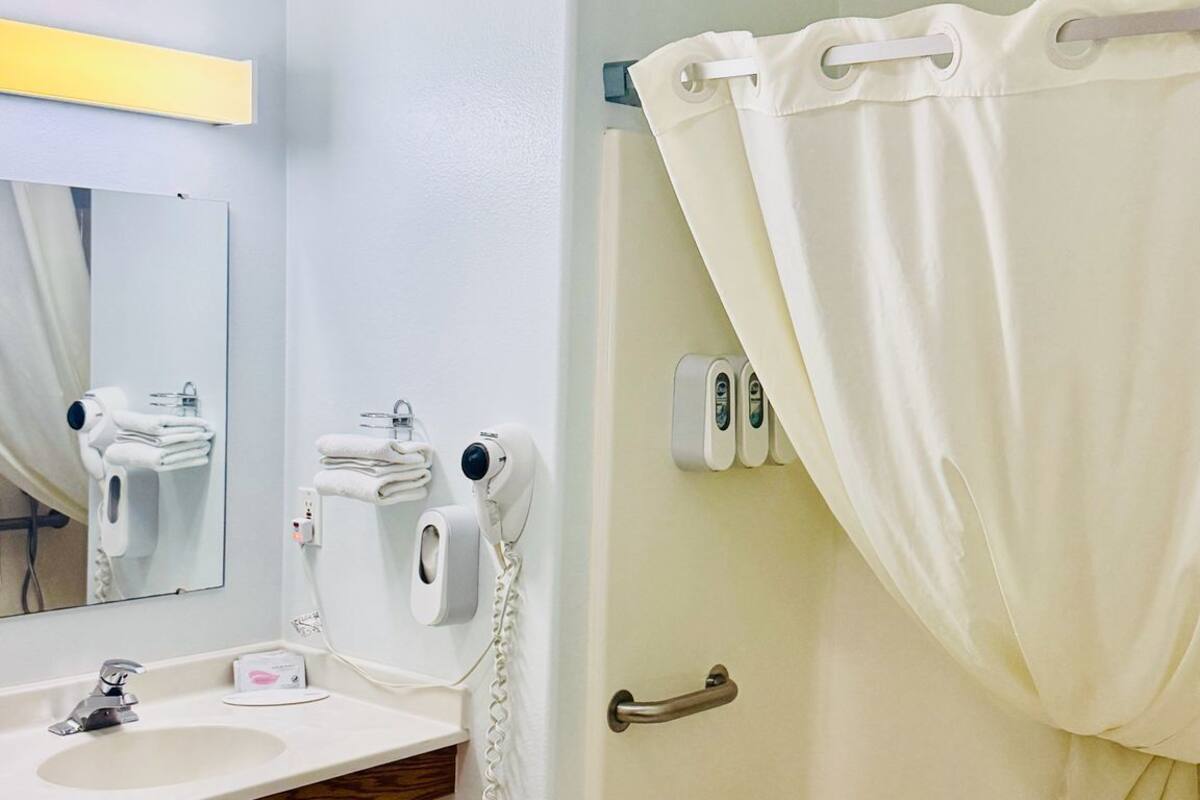 Single Room | Bathroom