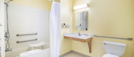 Ein Badezimmer mit Badewanne, Dusche, Toilette und Waschbecken.