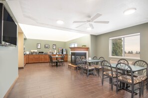 Coffee service - Four Seasons Inn (Bottineau)