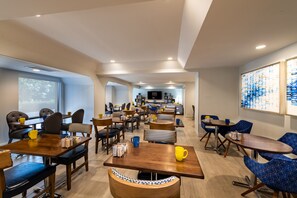 Frukostbuffé varje dag (USD 9.99 per person)