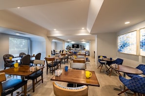Frukostbuffé varje dag (USD 9.99 per person)