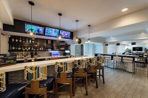 Breakfast and dinner served - Four Points by Sheraton Charlotte - Lake Norman (Huntersville)