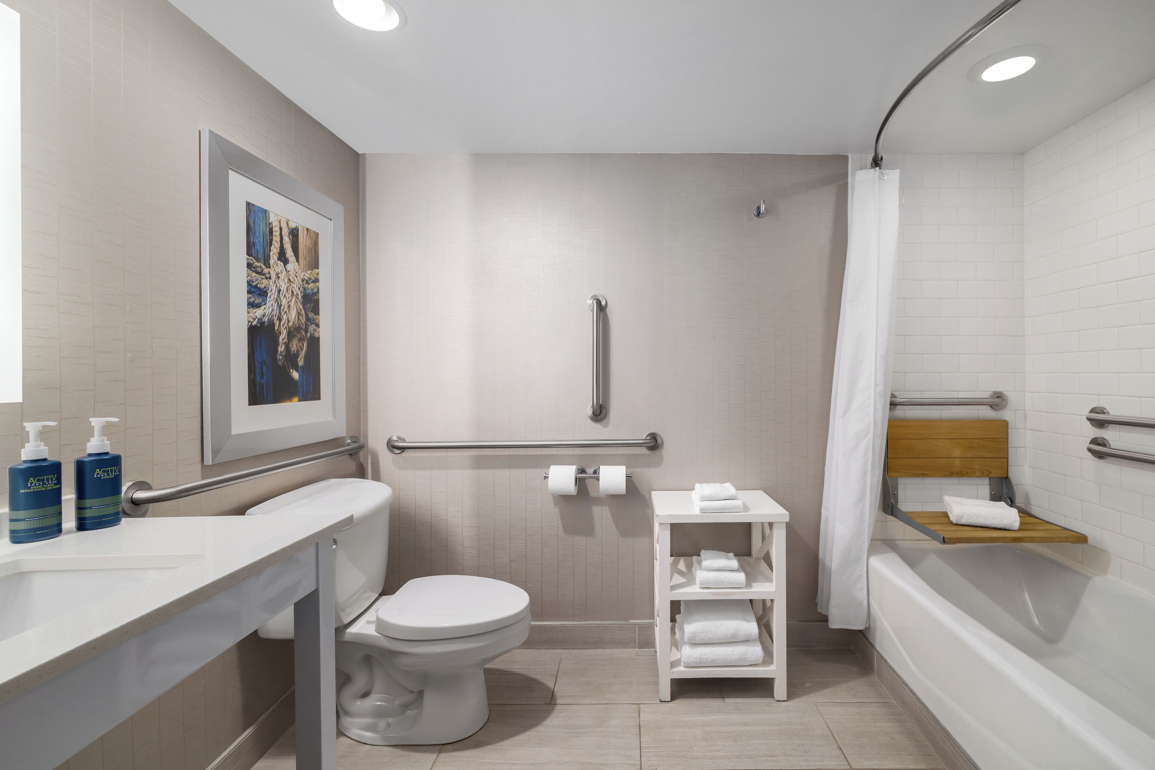 Un baño moderno con inodoro, lavamanos, ducha y bañera.