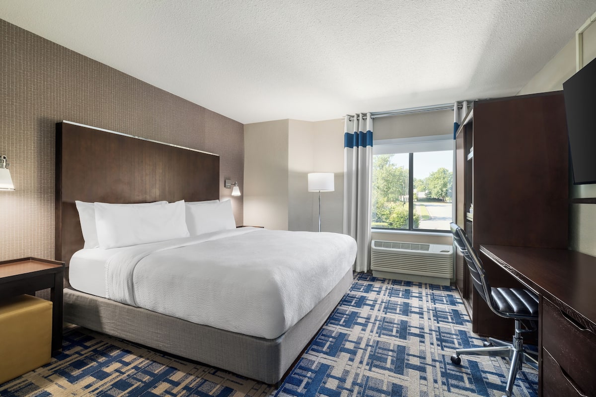 Premium bedding, in-room safe, desk, blackout curtains