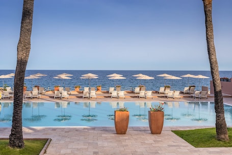 Piscine extérieure (ouverte en saison), parasols de plage. Hotel Guadalmina