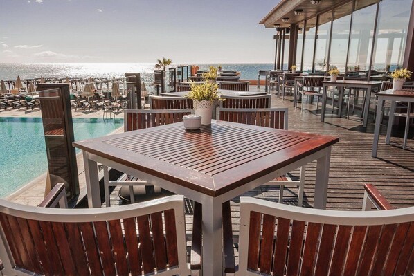 3 restaurants, breakfast, lunch, dinner served; international cuisine 