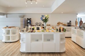 Desayuno buffet todos los días (con cargo) 