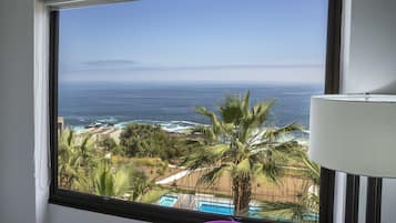 Minibar, caja de seguridad en la habitación y escritorio