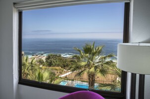 Minibar, caja de seguridad en la habitación y escritorio 