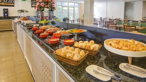 Un buffet proposant une variété de plats et un coin café.