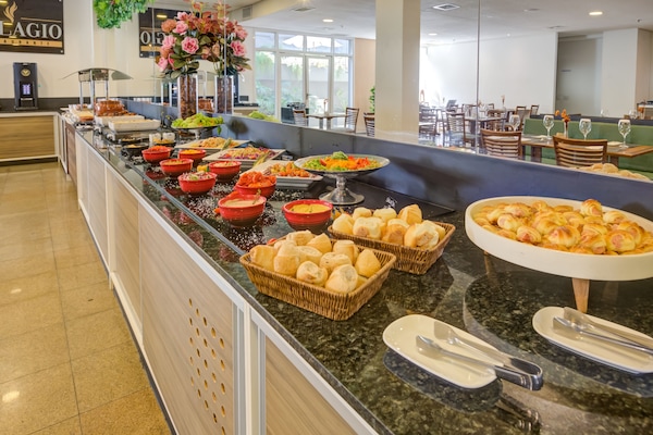 Café da manhã com buffet grátis todos os dias