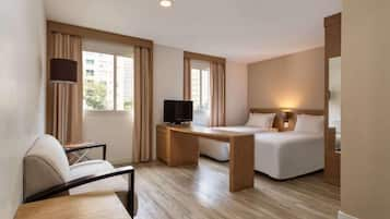 Deluxe Twin Room, 2 Single Beds | Minibar, in-room safe, desk, laptop workspace