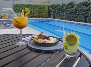 Piscine extérieure en saison, parasols, chaises longues