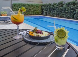 Piscina stagionale all'aperto, ombrelloni da piscina, lettini