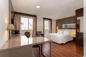 Habitació empresarial, 1 llit de matrimoni | Minibar, caixa forta a l'habitació i escriptori 