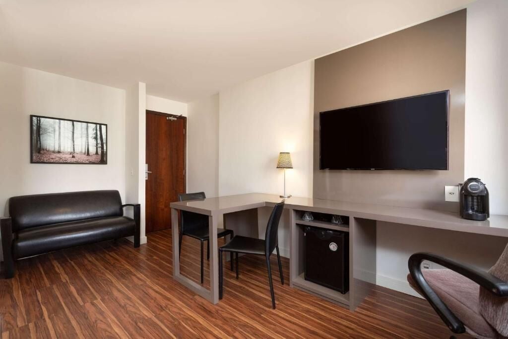 business room, 1 queen bed | 1 bedroom, minibar, in-room safe, desk