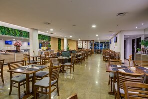 S'hi serveixen esmorzars 