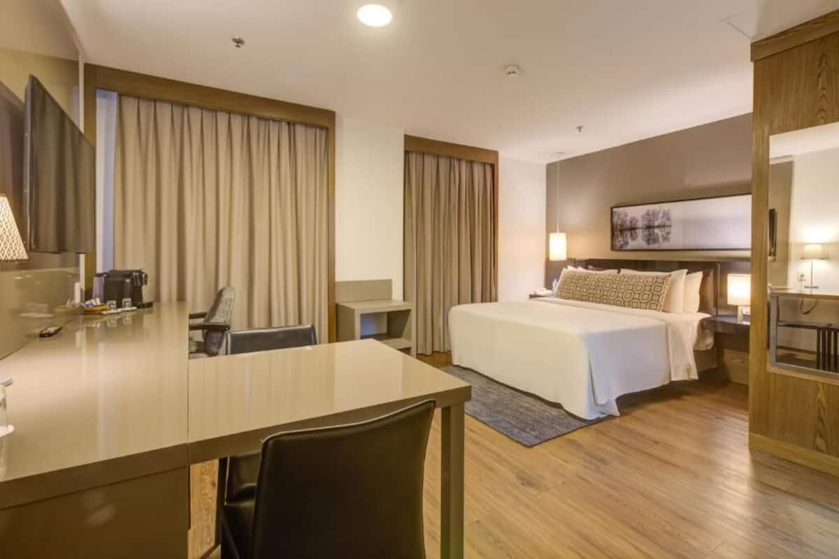 1 bilik tidur, bar mini, peti besi dalam bilik, meja
