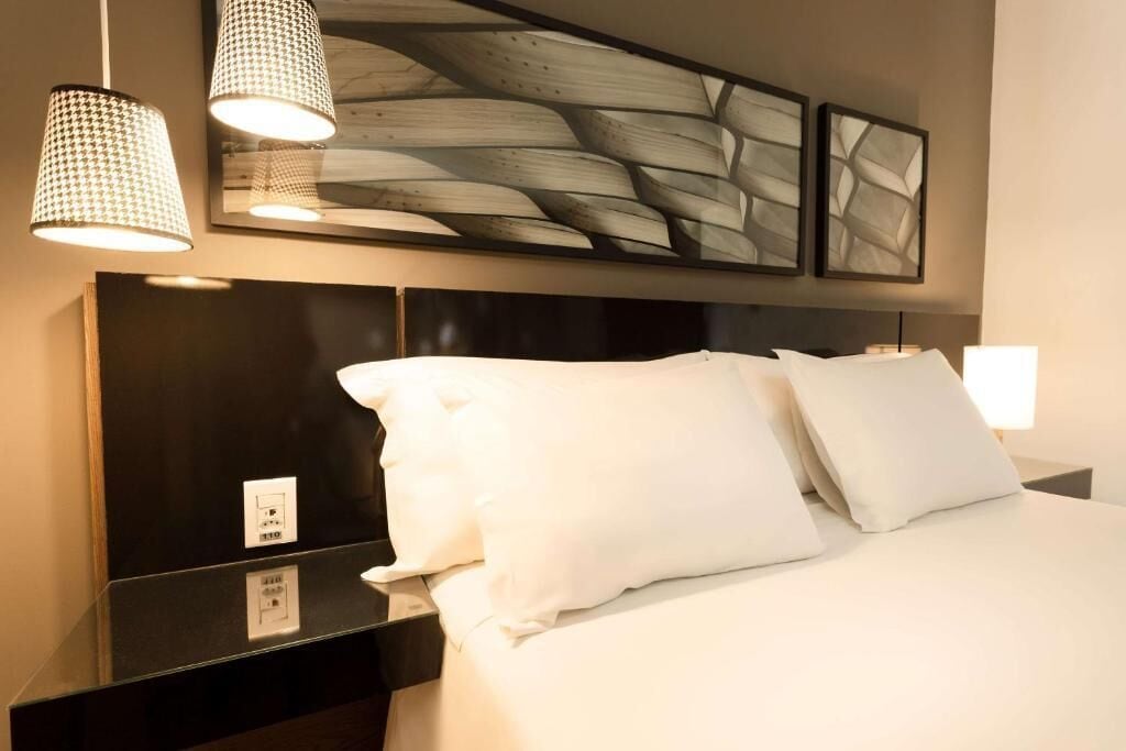 deluxe room, 1 queen bed | 1 bedroom, minibar, in-room safe, desk